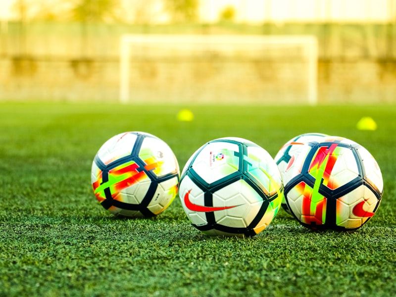 24直播网团队在现代化演播室内工作的场景